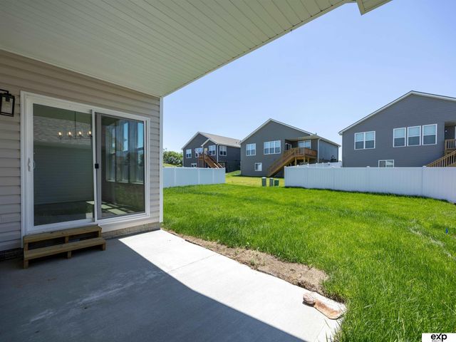 17511 Greenleaf Street, Omaha, NE 68136