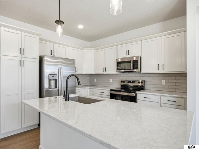 17511 Greenleaf Street, Omaha, NE 68136