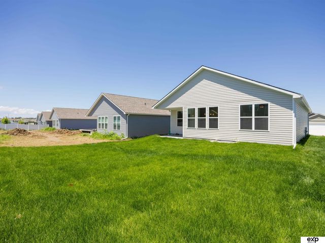 17511 Greenleaf Street, Omaha, NE 68136