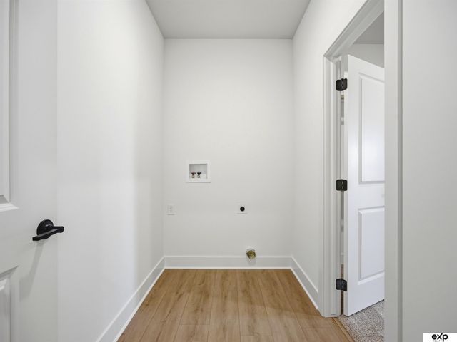 17511 Greenleaf Street, Omaha, NE 68136