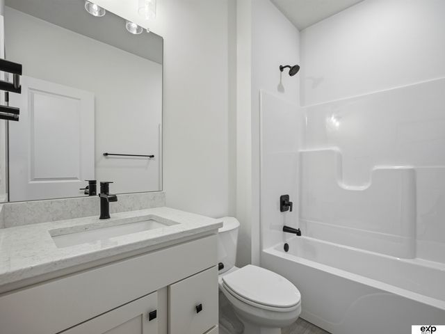 17511 Greenleaf Street, Omaha, NE 68136