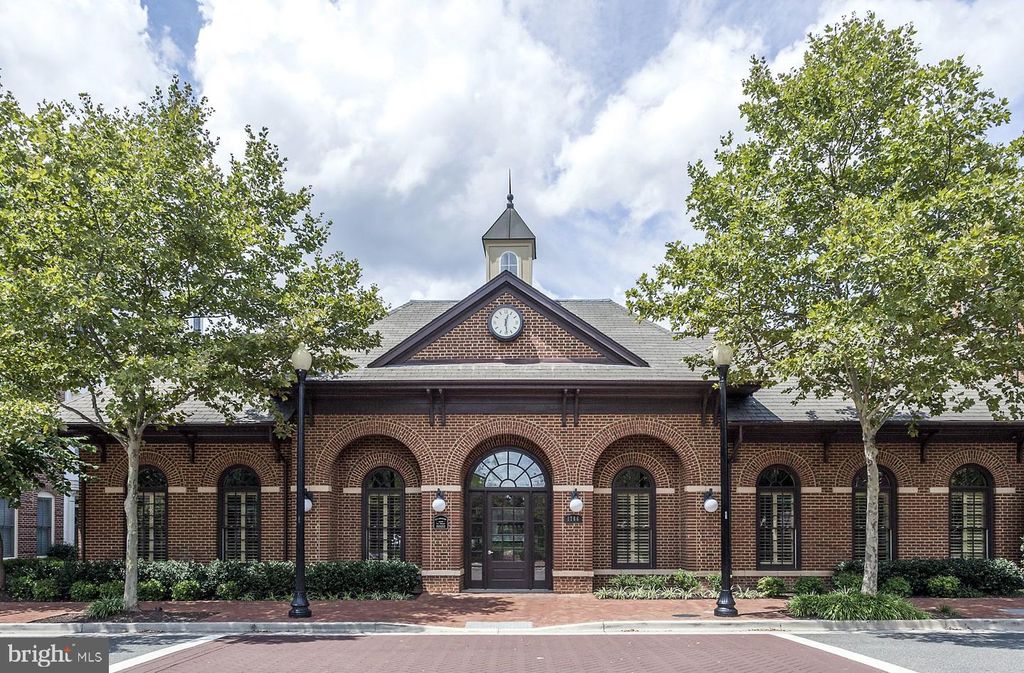 1822 POTOMAC GREENS DR, Alexandria, VA 22314