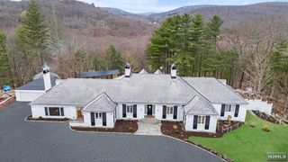 18 Pepperidge Tree Terrace, Kinnelon Borough, NJ 07405