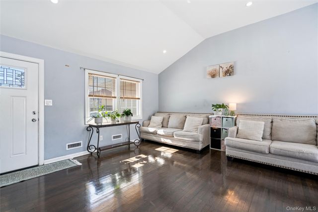 109 New York Avenue, Bay Shore, NY 11706