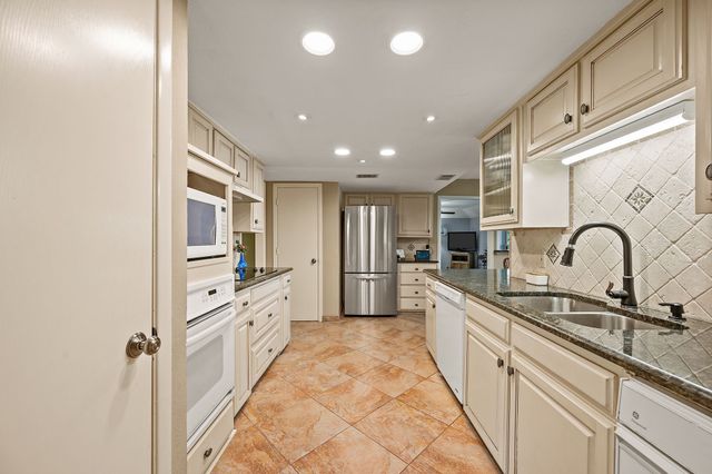 2621 Sedgeway Lane, Carrollton, TX 75006