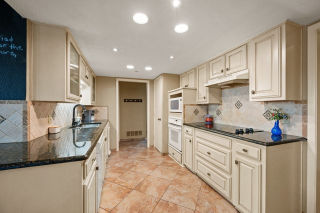 2621 Sedgeway Lane, Carrollton, TX 75006