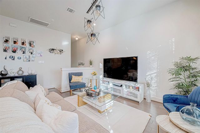 6021 Cypress Street, Houston, TX 77074