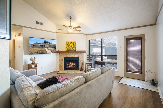 802 Blessing Creek Drive, Euless, TX 76039