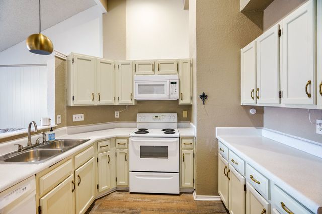 802 Blessing Creek Drive, Euless, TX 76039