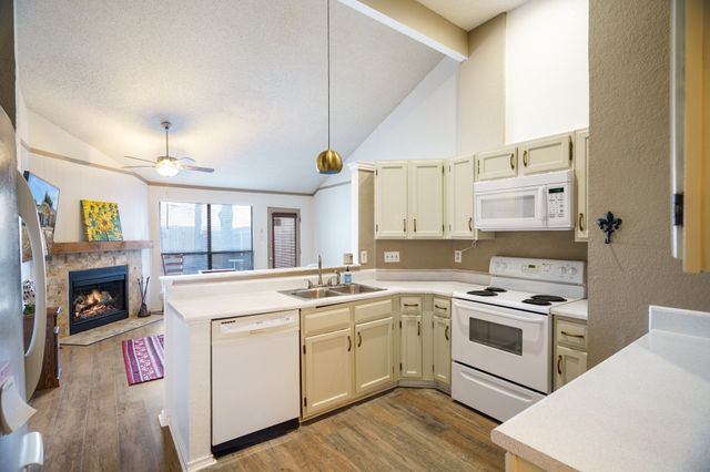 802 Blessing Creek Drive, Euless, TX 76039
