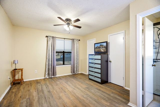 802 Blessing Creek Drive, Euless, TX 76039
