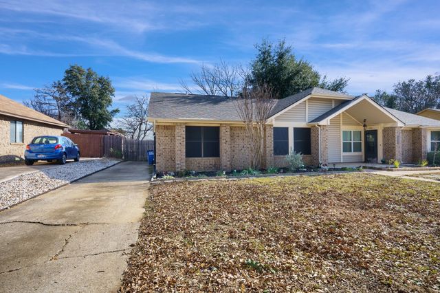 802 Blessing Creek Drive, Euless, TX 76039