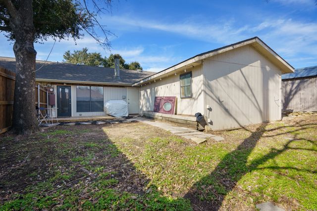 802 Blessing Creek Drive, Euless, TX 76039