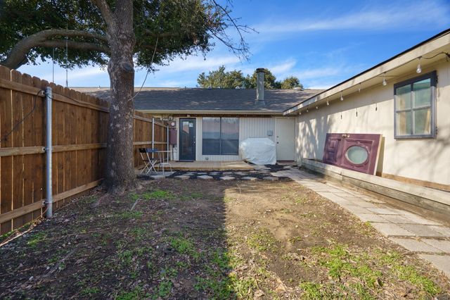 802 Blessing Creek Drive, Euless, TX 76039