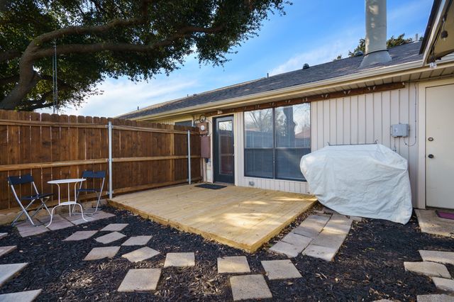 802 Blessing Creek Drive, Euless, TX 76039