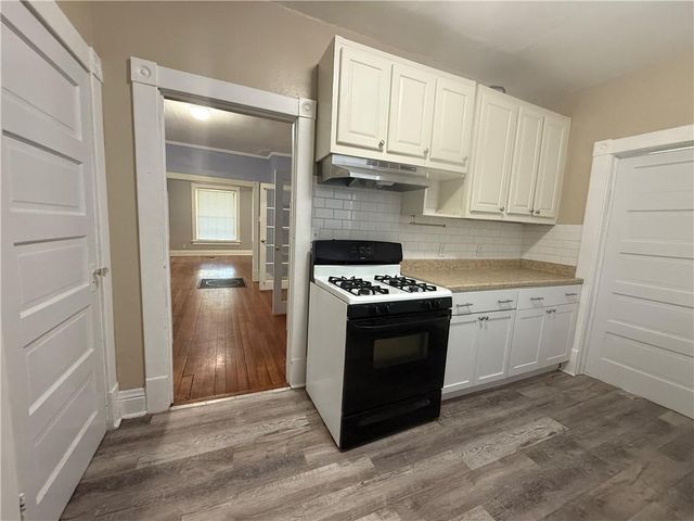 920 W 42nd Street, Kansas City, MO 64111