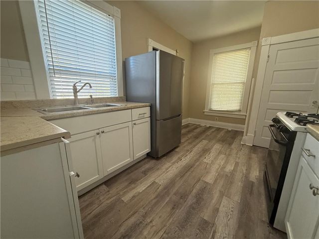 920 W 42nd Street, Kansas City, MO 64111