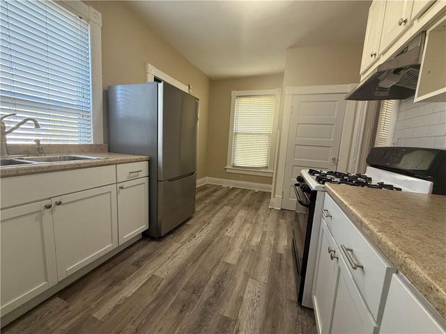 920 W 42nd Street, Kansas City, MO 64111