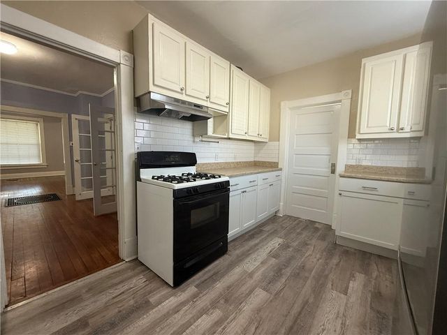 920 W 42nd Street, Kansas City, MO 64111