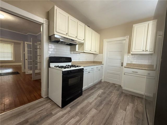 920 W 42nd Street, Kansas City, MO 64111