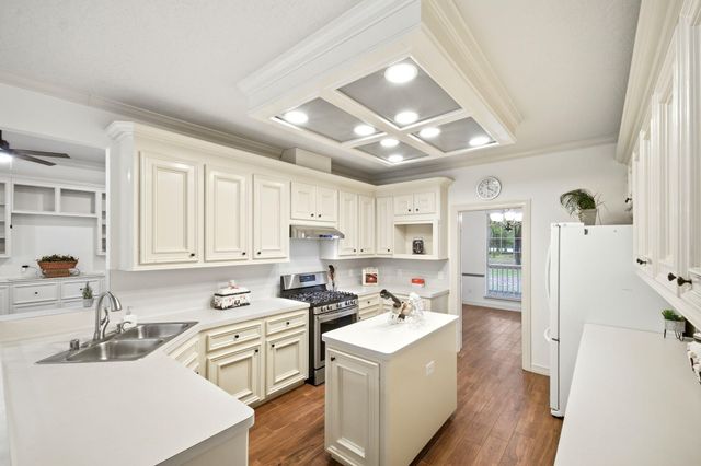 5925 Ranch Lake Drive, Magnolia, TX 77354