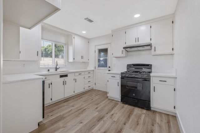 1246 E Buckingham Way, Fresno, CA 93704