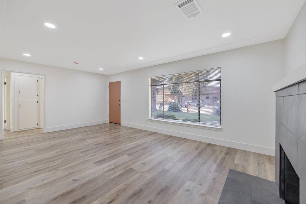 Image 10 of property listing at 1246 E Buckingham Way, Fresno, CA 93704