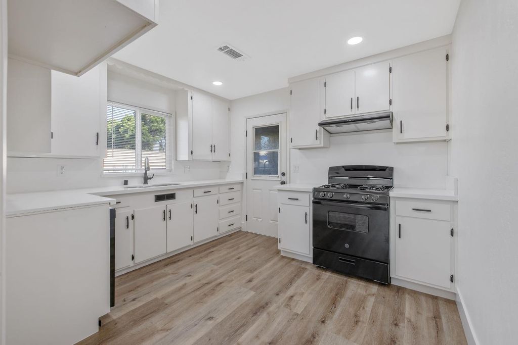 Image 12 of property listing at 1246 E Buckingham Way, Fresno, CA 93704