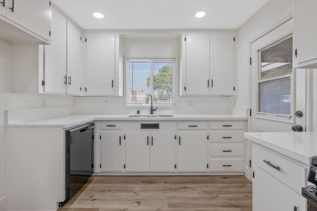 Image 13 of property listing at 1246 E Buckingham Way, Fresno, CA 93704