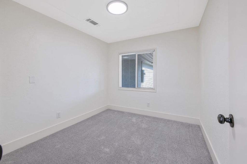 Image 16 of property listing at 1246 E Buckingham Way, Fresno, CA 93704