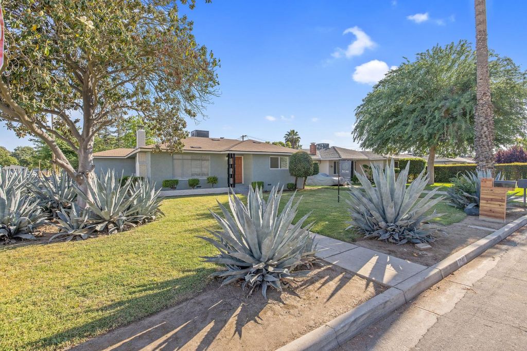 Image 2 of property listing at 1246 E Buckingham Way, Fresno, CA 93704