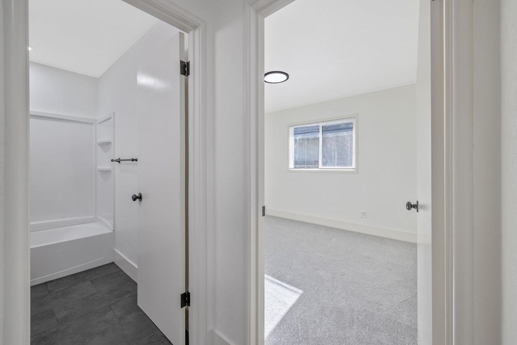 Image 20 of property listing at 1246 E Buckingham Way, Fresno, CA 93704
