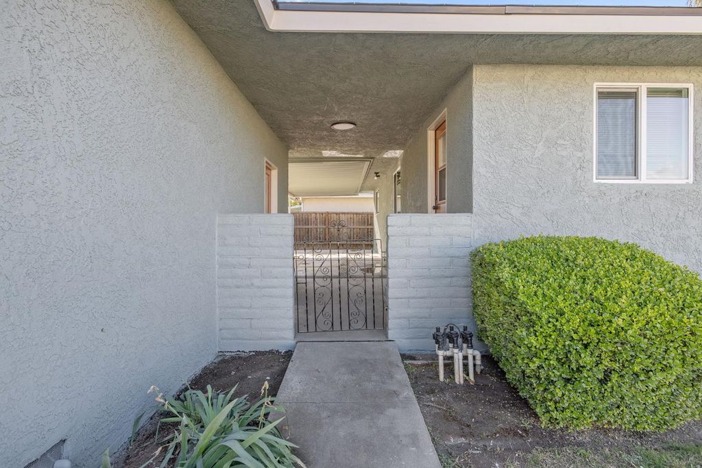 Image 23 of property listing at 1246 E Buckingham Way, Fresno, CA 93704