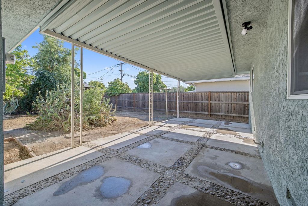 Image 25 of property listing at 1246 E Buckingham Way, Fresno, CA 93704