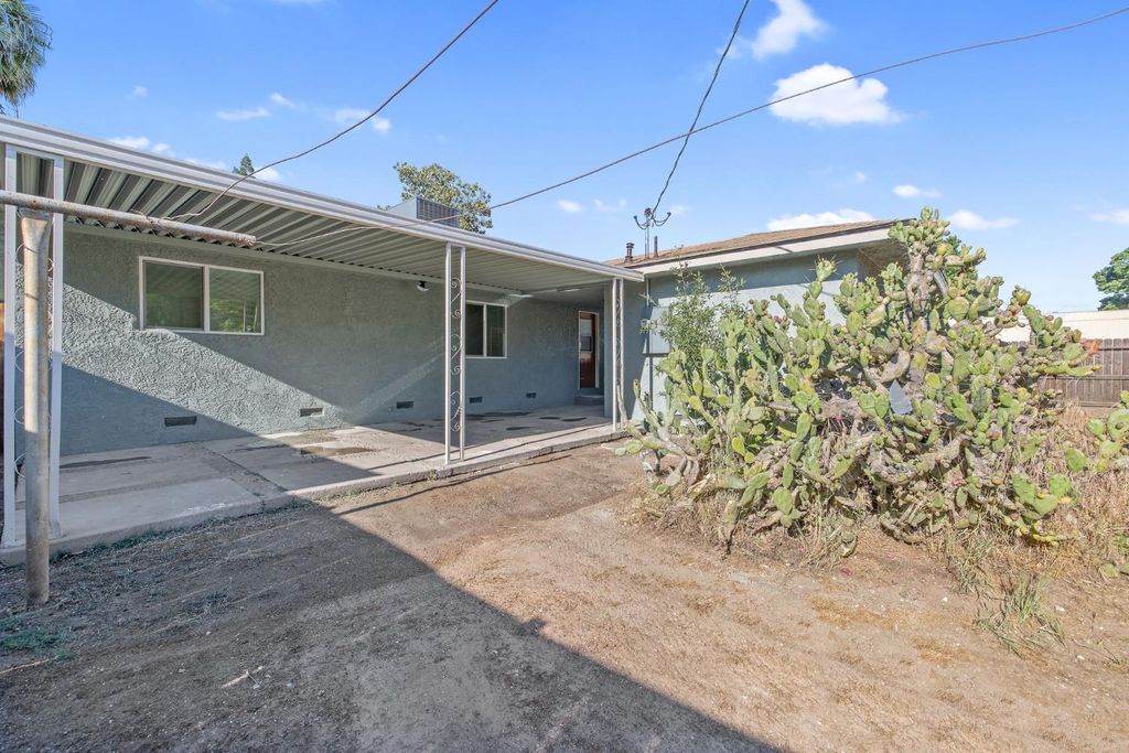 Image 27 of property listing at 1246 E Buckingham Way, Fresno, CA 93704