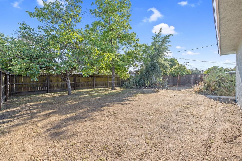 Image 29 of property listing at 1246 E Buckingham Way, Fresno, CA 93704