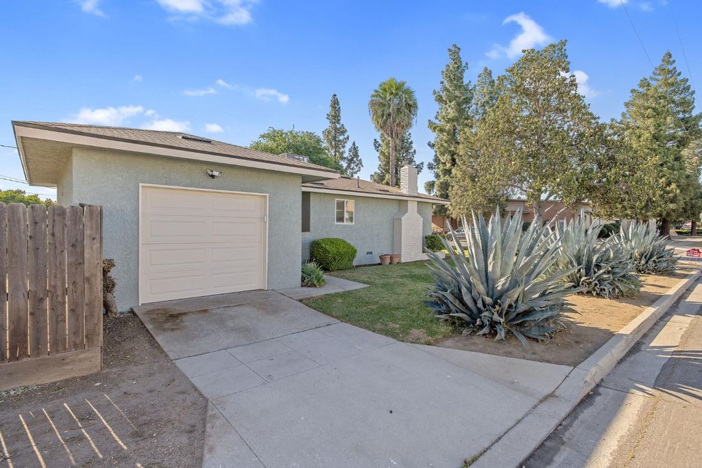 Image 5 of property listing at 1246 E Buckingham Way, Fresno, CA 93704