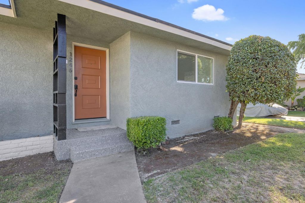 Image 6 of property listing at 1246 E Buckingham Way, Fresno, CA 93704