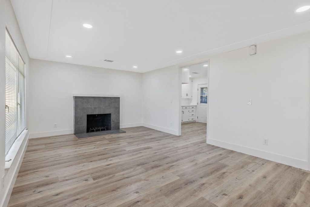 Image 7 of property listing at 1246 E Buckingham Way, Fresno, CA 93704