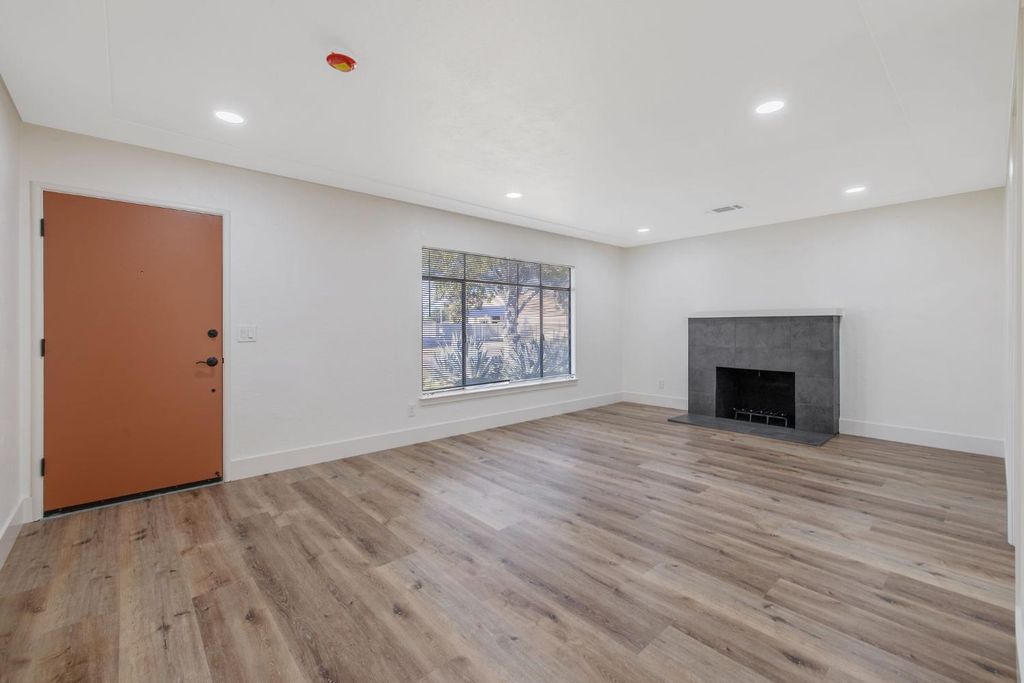 Image 8 of property listing at 1246 E Buckingham Way, Fresno, CA 93704
