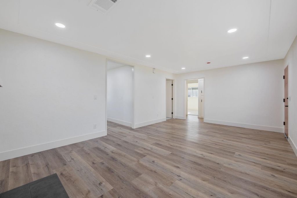 Image 9 of property listing at 1246 E Buckingham Way, Fresno, CA 93704