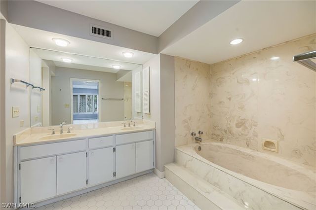 100 Wyndemere WAY A-203, Naples, FL 34105