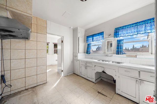 1337 Douglas Street, Los Angeles, CA 90026