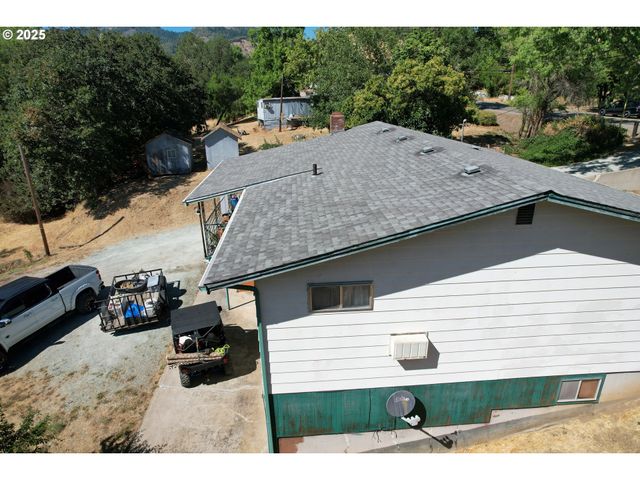 1383 N OLD PACIFIC Hwy, Myrtle Creek, OR 97457