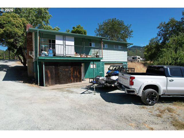 1383 N OLD PACIFIC Hwy, Myrtle Creek, OR 97457