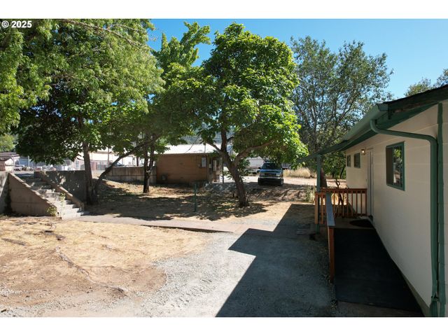 1383 N OLD PACIFIC Hwy, Myrtle Creek, OR 97457