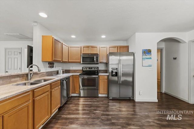 233 W Lava Falls Dr, Meridian, ID 83646