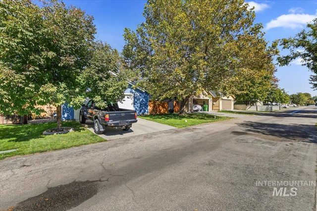 233 W Lava Falls Dr, Meridian, ID 83646