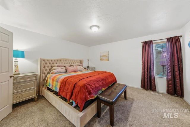 233 W Lava Falls Dr, Meridian, ID 83646