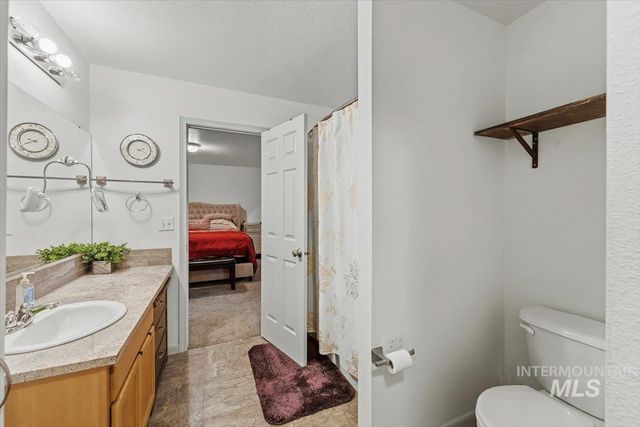 233 W Lava Falls Dr, Meridian, ID 83646